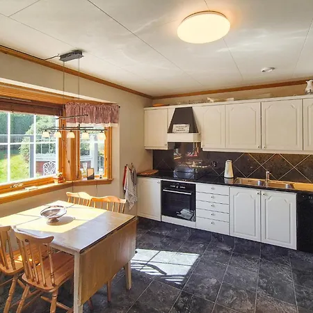 5 Bedroom Gorgeous In Austrheim Σπίτι διακοπών Fonnes